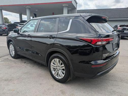 Labrador Black Pearl 2023 Mitsubishi Outlander ES 2.5 2WD