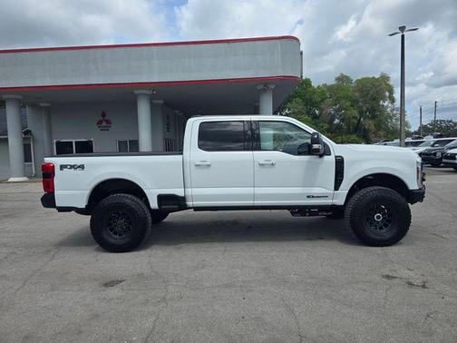 Oxford White 2025 Ford F-250 Lariat
