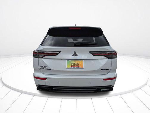 White Diamond 2026 Mitsubishi Outlander SE