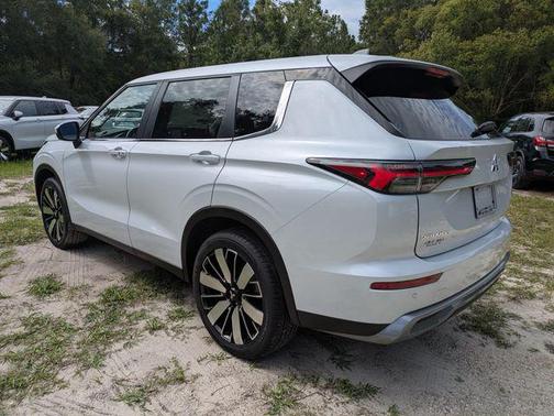 White Diamond 2026 Mitsubishi Outlander SE