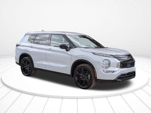 White Diamond 2026 Mitsubishi Outlander SE