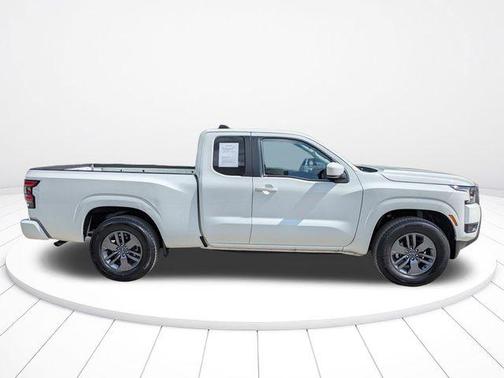 Glacier White 2025 Nissan Frontier SV