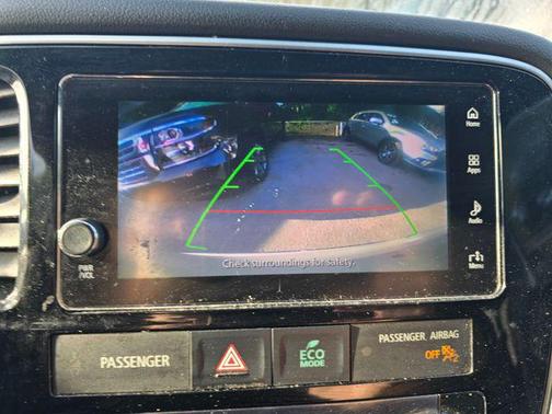 Diamond White Pearl 2018 Mitsubishi Outlander LE