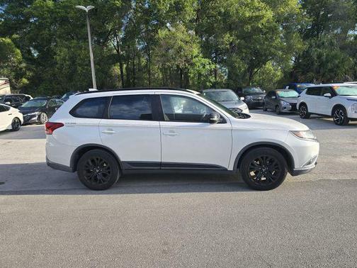 Diamond White Pearl 2018 Mitsubishi Outlander LE