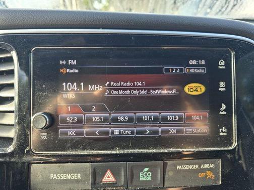 Diamond White Pearl 2018 Mitsubishi Outlander LE