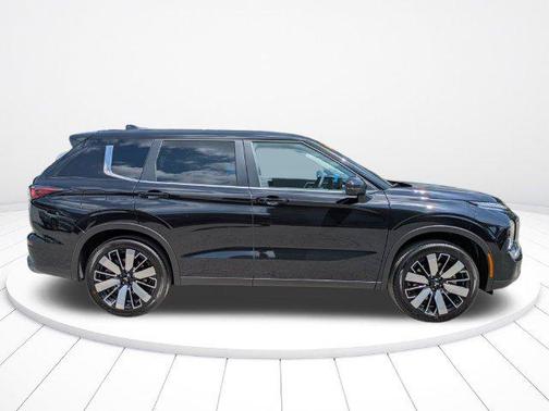 Labrador Black Pearl 2026 Mitsubishi Outlander SE