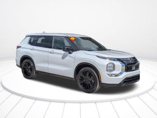White Diamond 2026 Mitsubishi Outlander LE