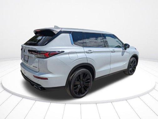 White Diamond 2026 Mitsubishi Outlander LE