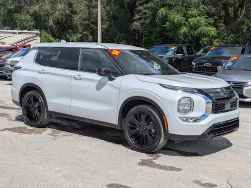 White Diamond 2026 Mitsubishi Outlander LE