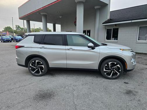 Alloy Silver Metallic 2022 Mitsubishi Outlander SE