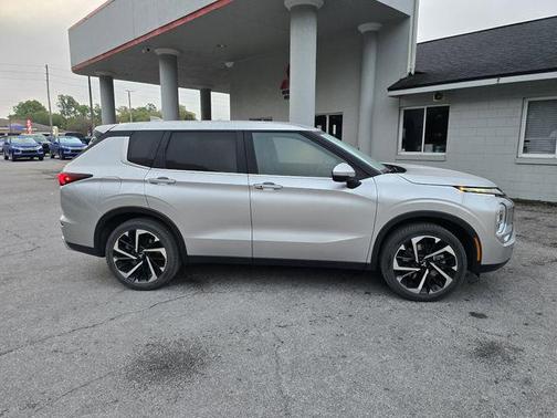 Alloy Silver Metallic 2022 Mitsubishi Outlander SE