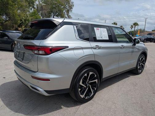 Alloy Silver Metallic 2022 Mitsubishi Outlander SE