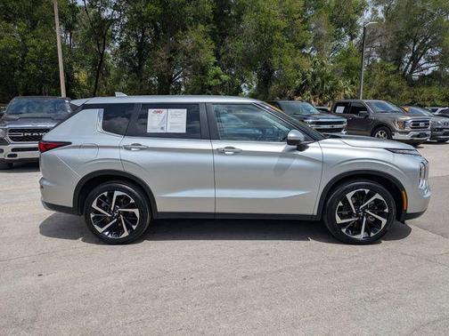 Alloy Silver Metallic 2022 Mitsubishi Outlander SE