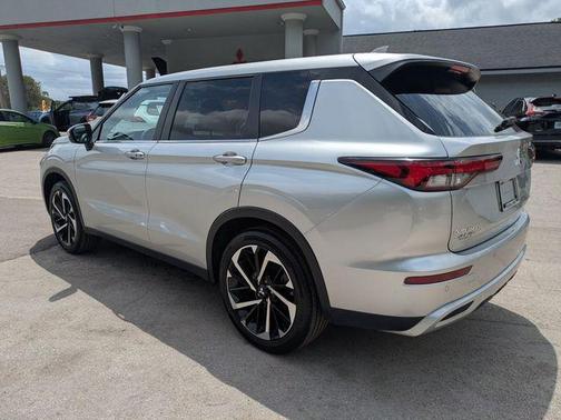 Alloy Silver Metallic 2022 Mitsubishi Outlander SE