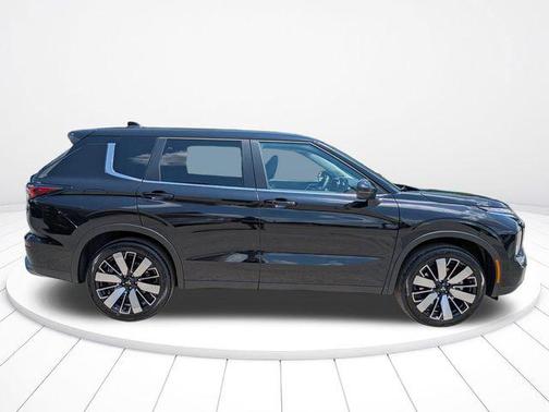 Labrador Black Pearl 2026 Mitsubishi Outlander SE