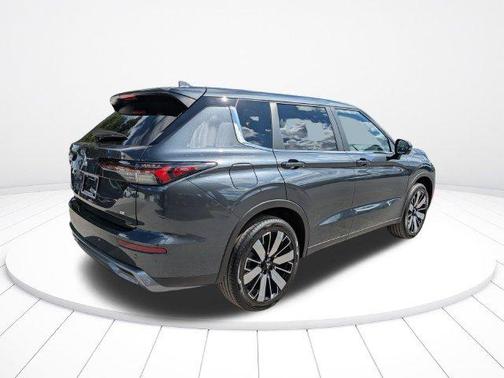 Graphite Gray 2026 Mitsubishi Outlander SE