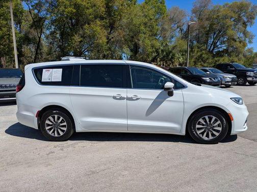 2023 Chrysler Pacifica Hybrid Touring L