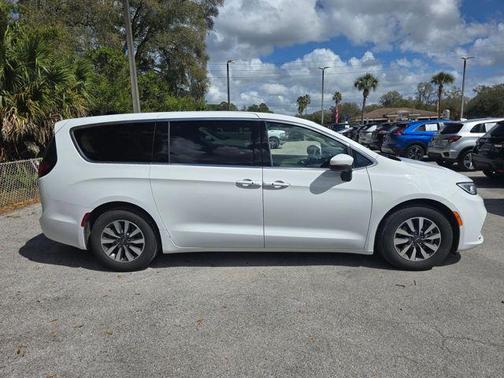 2023 Chrysler Pacifica Hybrid Touring L