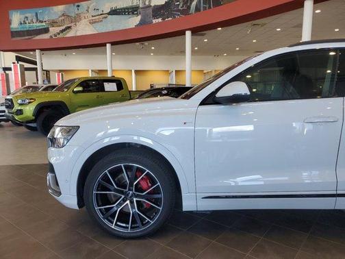 Photo 2 of 36 of 2019 Audi Q8 3.0T Premium