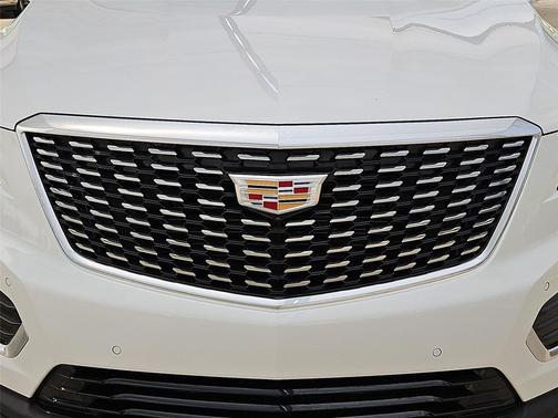 Crystal White Tricoat 2026 Cadillac XT5 Premium Luxury