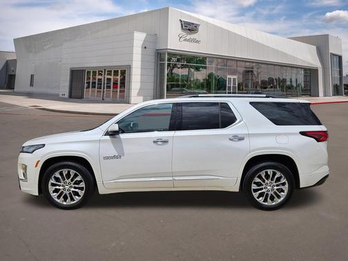 Iridescent Pearl Tricoat 2023 Chevrolet Traverse High Country