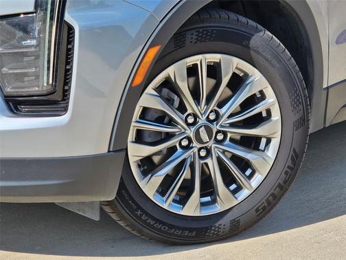 Argent Silver Metallic 2024 Cadillac XT4 Premium Luxury