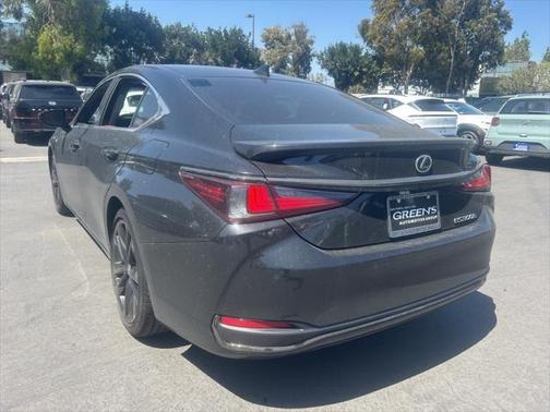 2023 Lexus ES 300h F SPORT Handling