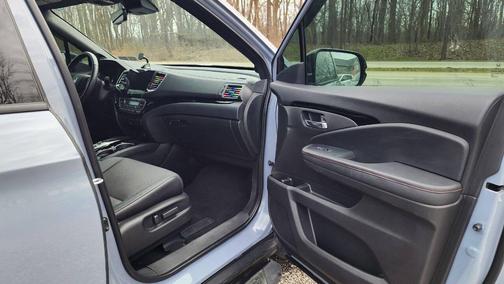 Sonic Gray Pearl 2022 Honda Pilot AWD Black Edition