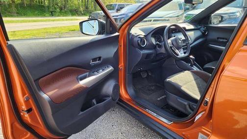 Monarch Orange/Super Black 2019 Nissan Kicks SR