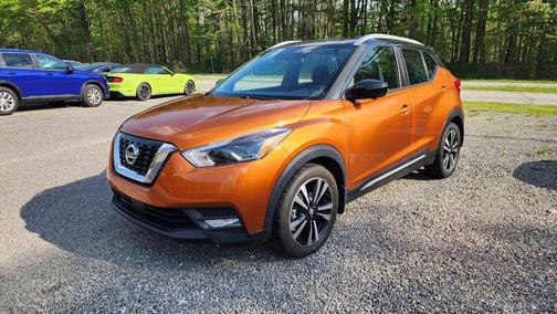 Monarch Orange/Super Black 2019 Nissan Kicks SR