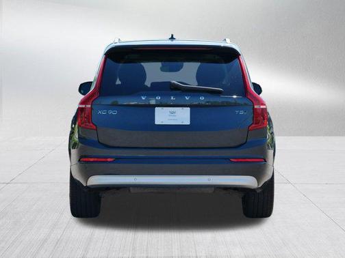 2022 Volvo XC90 T5 Momentum