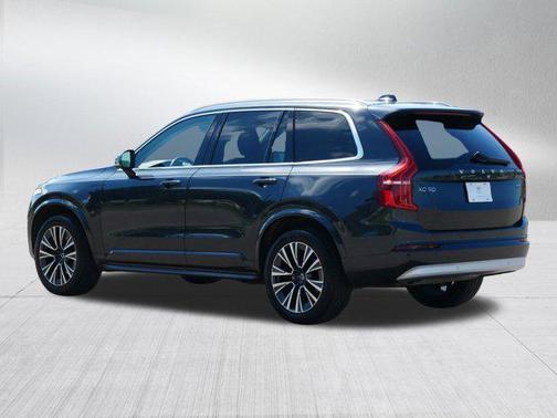 2022 Volvo XC90 T5 Momentum