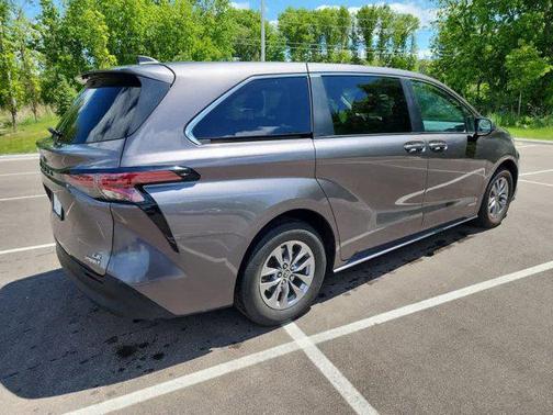 2021 Toyota Sienna LE