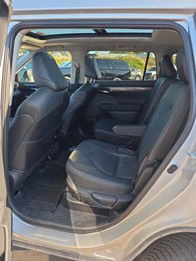 2023 Toyota Highlander Hybrid Platinum
