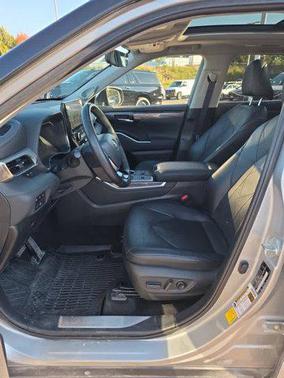 2023 Toyota Highlander Hybrid Platinum