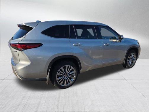 2023 Toyota Highlander Hybrid Platinum