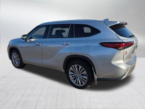 2023 Toyota Highlander Hybrid Platinum