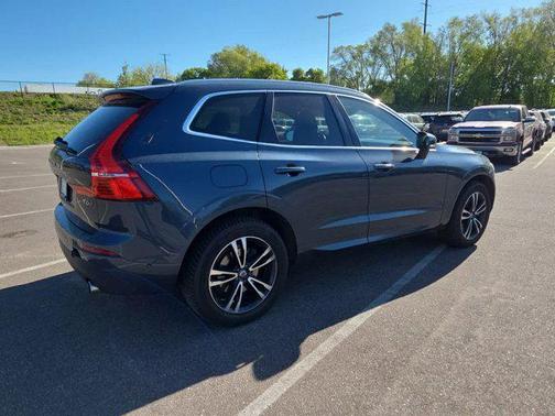 Blue 2018 Volvo XC60 T6 Momentum