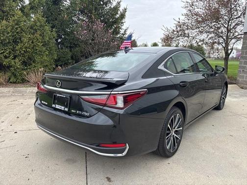 2022 Lexus ES 250 Base