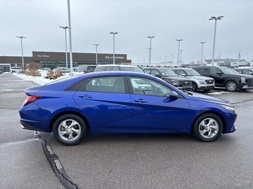 2023 Hyundai ELANTRA SE