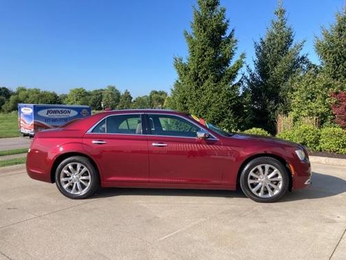 Photo 5 of 27 of 2018 Chrysler 300 Limited