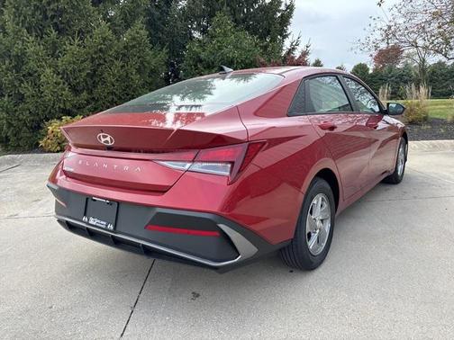 2025 Hyundai ELANTRA SE