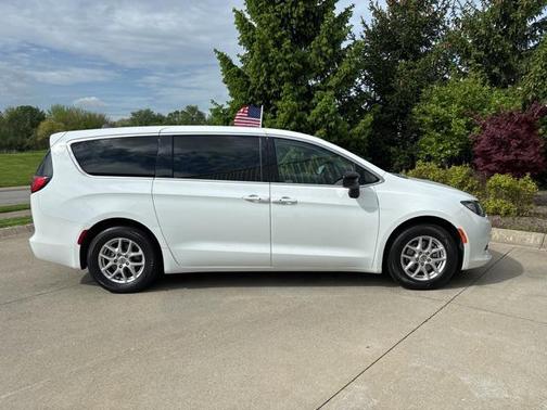 2022 Chrysler Voyager LX