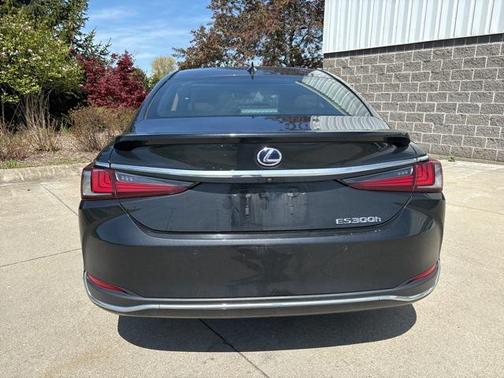 2022 Lexus ES 300h Luxury