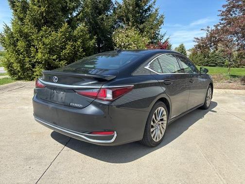 2022 Lexus ES 300h Luxury