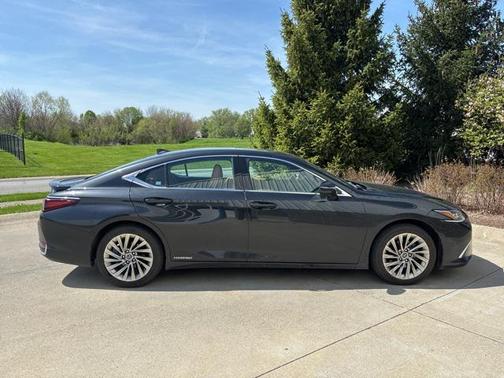 2022 Lexus ES 300h Luxury