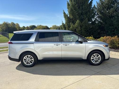 2023 Kia Carnival LX