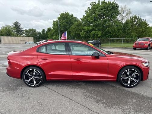 2024 Volvo S60 B5 Plus Dark Theme