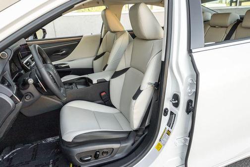 2025 Lexus ES 300h Base
