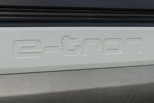 2022 Audi e-tron Premium Plus